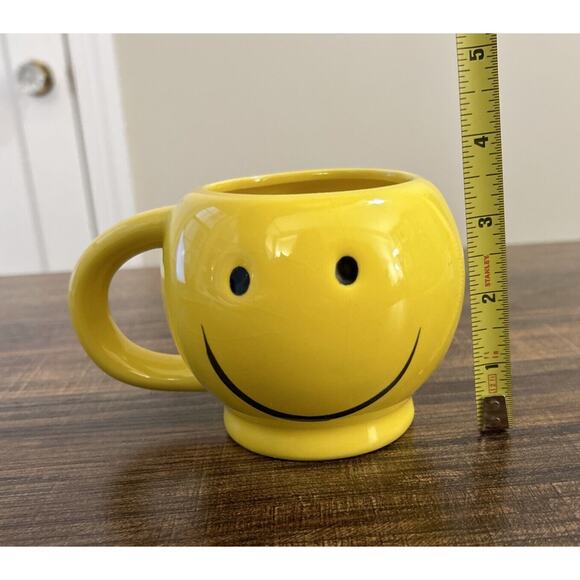 Happy Face Smiley Yellow Ceramic Mug Coffee 3 5/8” Tall - Picture 5 of 6